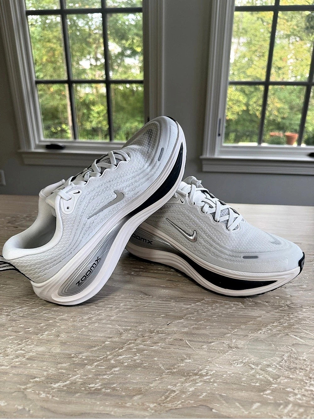 NEW WITH TAGS Nike Vomero Plus Men's Running Shoes US Women’s 9.5 White & Silver